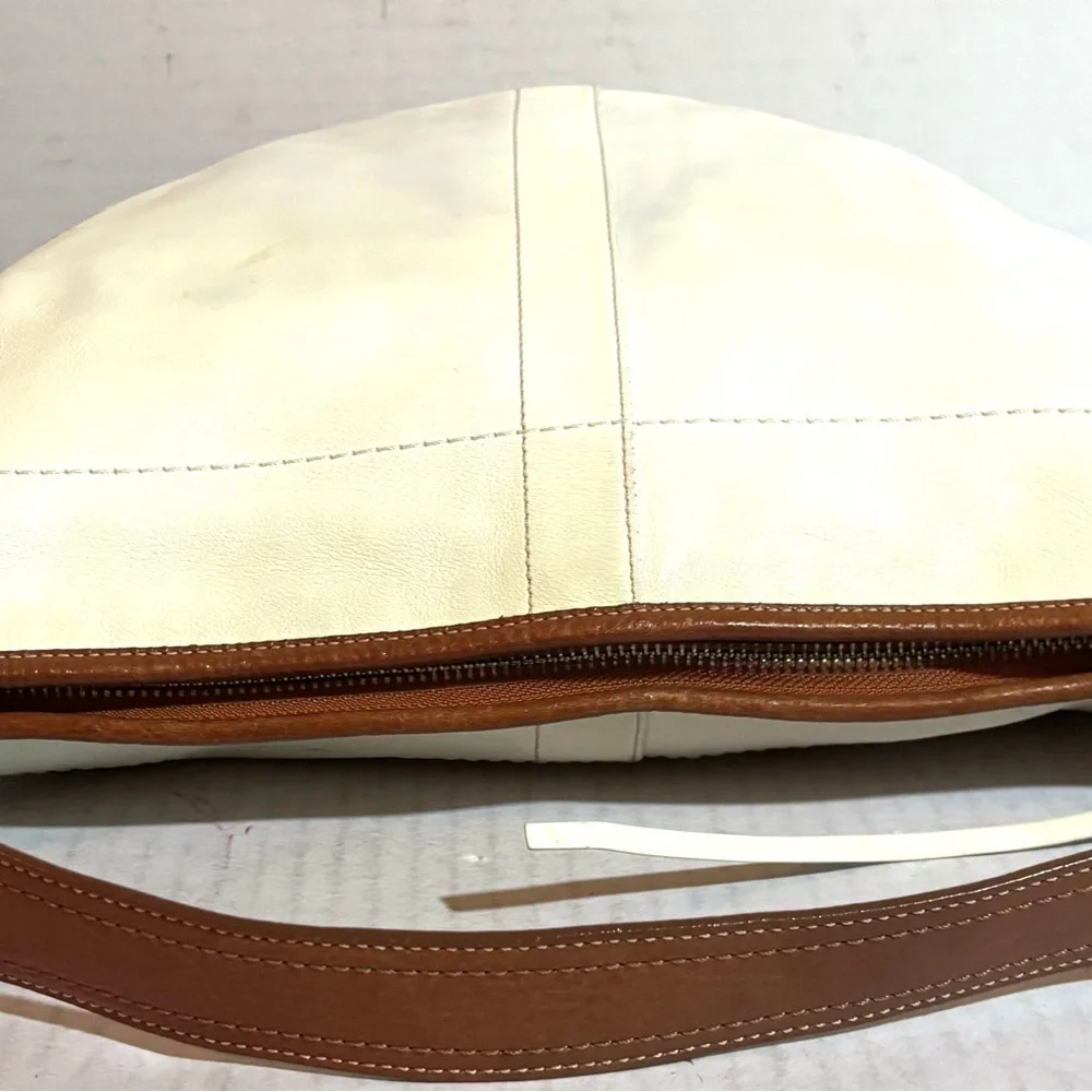Coach vintage Elegant Cream/ brown Leather Shoulder Bag